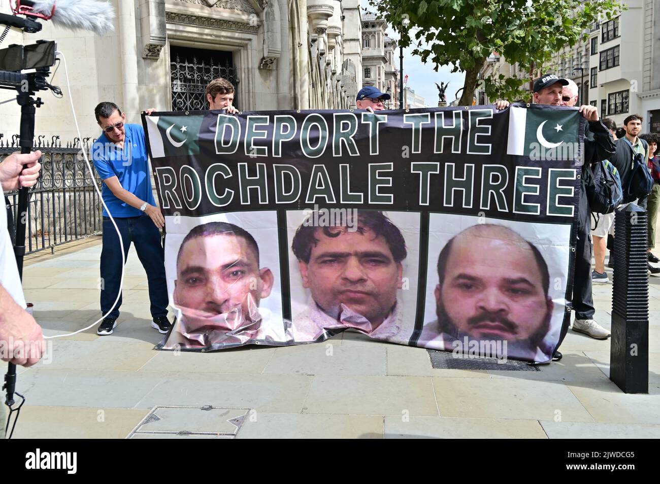 Royal Courts of Justice, London, Großbritannien. 5. September 2022. Rechtsextreme fordern Rochdale-Pflegebande, Deportation von Mitgliedern jetzt Gegenangriff Demonstranten stoppen Flüge nach Ruanda - Keine Offshore-Haft schrecke das Gesetz über Nationalität und Grenzen, fordern Demonstranten Priti Patel - #RwandaFlüge müssen jetzt fallen, alle Flüchtlinge sind hier willkommen. Quelle: Siehe Li/Picture Capital/Alamy Live News Stockfoto