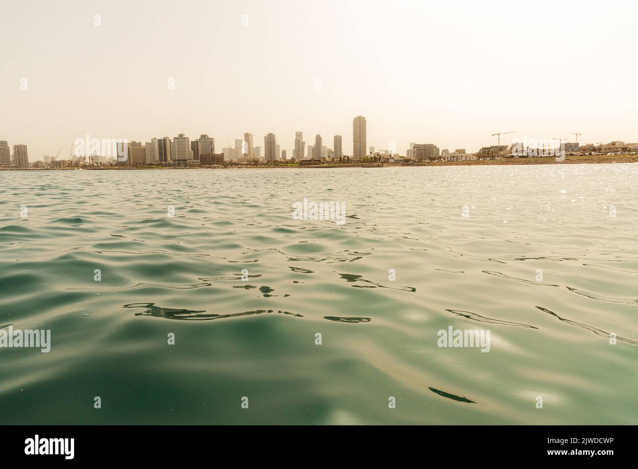 Skyline von Tel Aviv. Blick vom Wasser auf den alten Hafen von Yaffa. Hochwertige Fotos Stockfoto