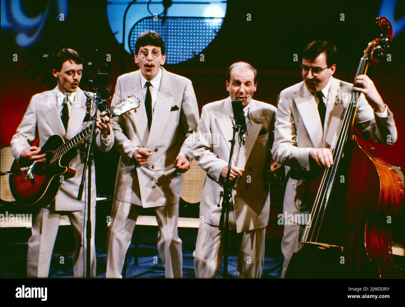 Deep River Quartet, Musikgruppe aus den Niederländern, singen ein Repertoire aus Swing, Jazz, Gospel, Soul, Blues und Oper, Hier bei einem TV-Auftritt, 1986. Deep River Quartet, Musikgruppe aus den Niederlanden, die ein Repertoire aus Swing, Jazz, Gospel, Soul, Blues und Oper singen, TV-Performance, Deutschland, 1986. Stockfoto