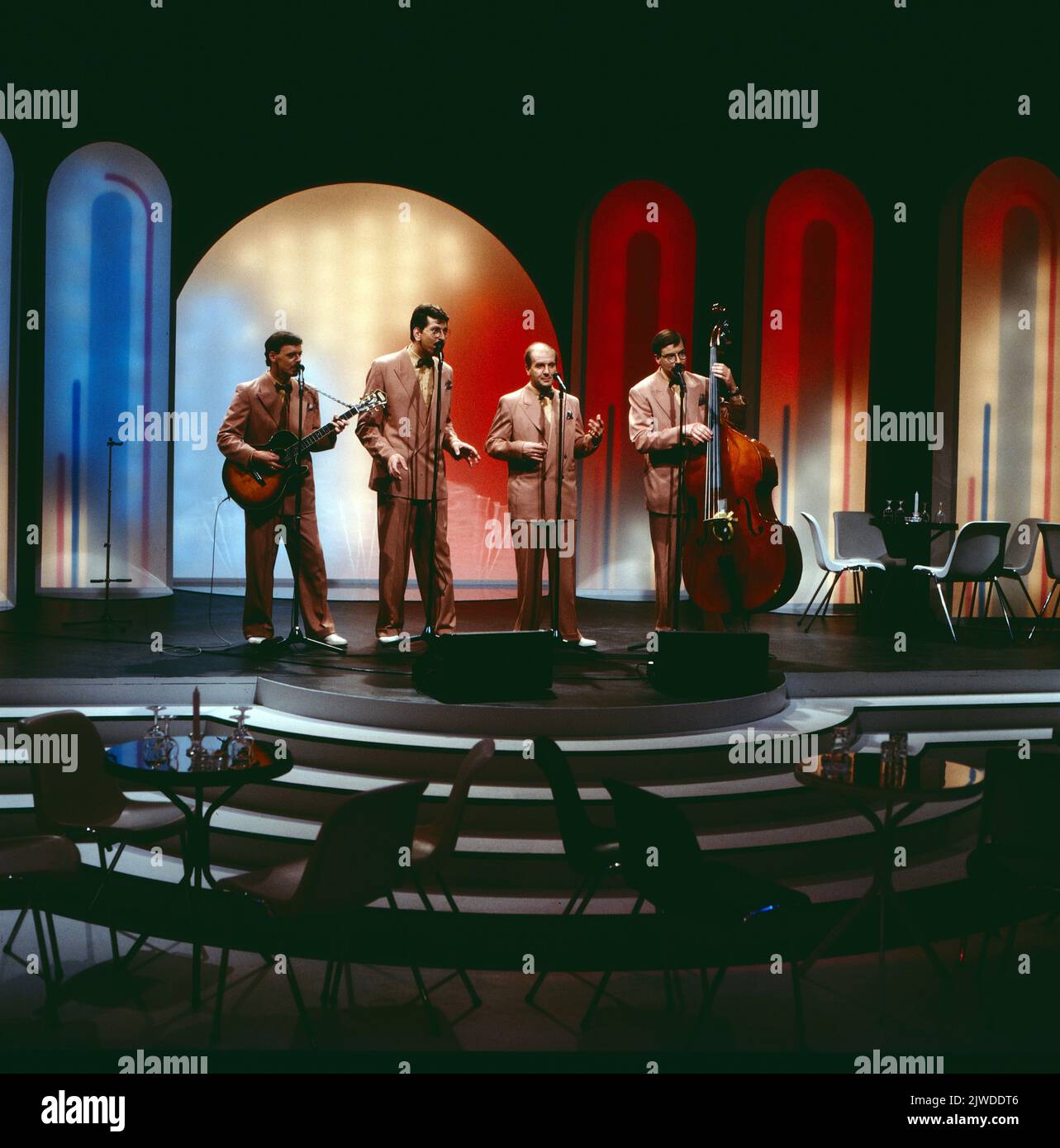 Deep River Quartet, Musikgruppe aus den Niederländern, singen ein Repertoire aus Swing, Jazz, Gospel, Soul, Blues und Oper, Hier bei einem TV-Auftritt, 1986. Deep River Quartet, Musikgruppe aus den Niederlanden, die ein Repertoire aus Swing, Jazz, Gospel, Soul, Blues und Oper singen, TV-Performance, Deutschland, 1986. Stockfoto