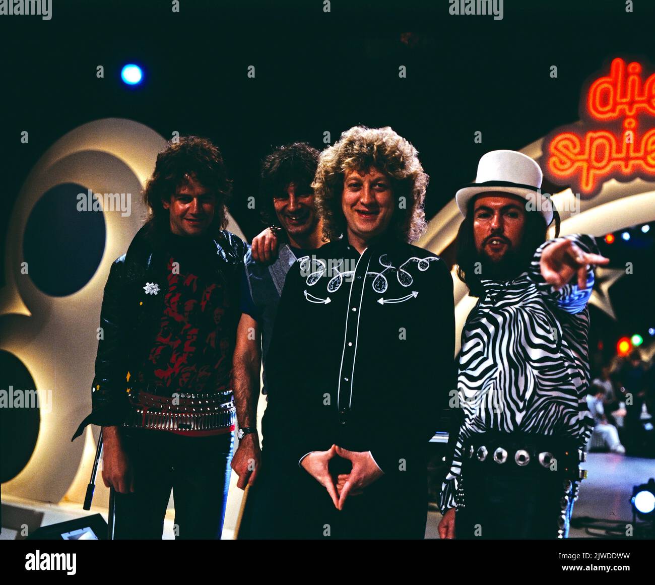 Die Spiebude, ARD Spielshow, Deutschland, 1985, mit Slade, englische Glam Rock und Hard Rock Band. Spielbude, TV-Musikshow, Deutschland, 1985, mit Slade, Englische Glam Rock und Hard Rock Band. Stockfoto