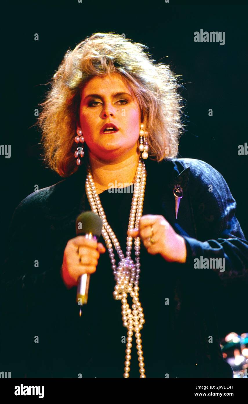 Alison Moyet, britische Punk-Rock, Blues and Pop Sängerin, TV-Auftritt in Deutschland, 1987. Alison Moyet, britische Punk Rock-, Blues-, Pop- und Chanson-Sängerin, TV-Auftritt in Deutschland, 1987. Stockfoto