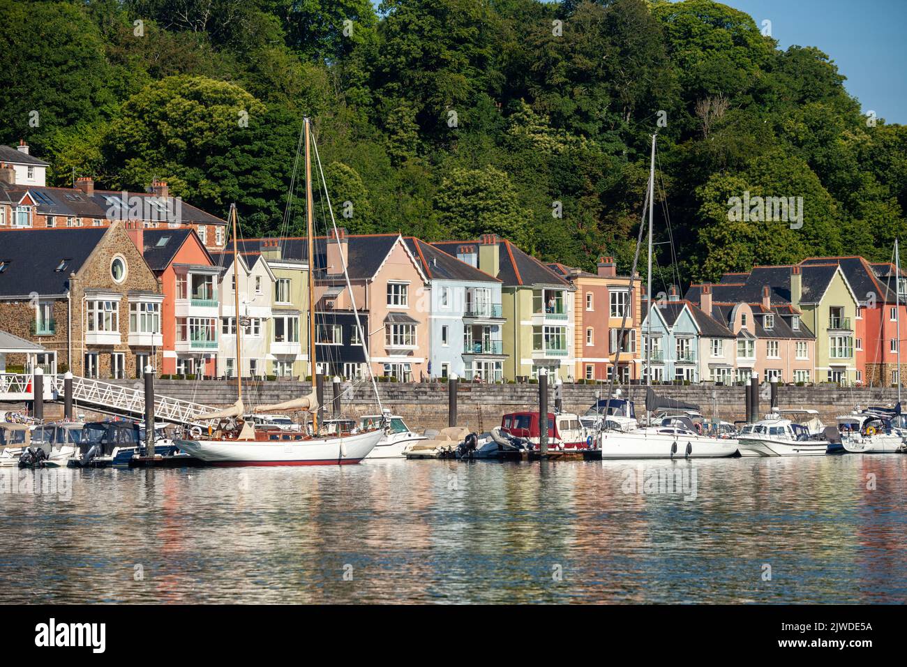 Moderne Häuser an der Wasserfront in Dartmouth Stockfoto