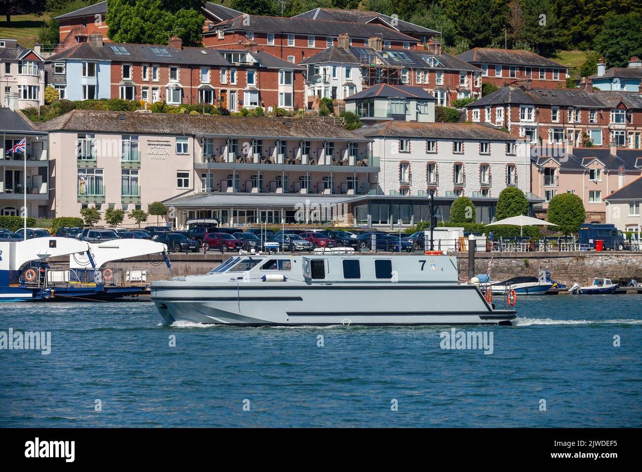 Ein Trainingsboot der Royal Navy auf dem River Dart Stockfoto