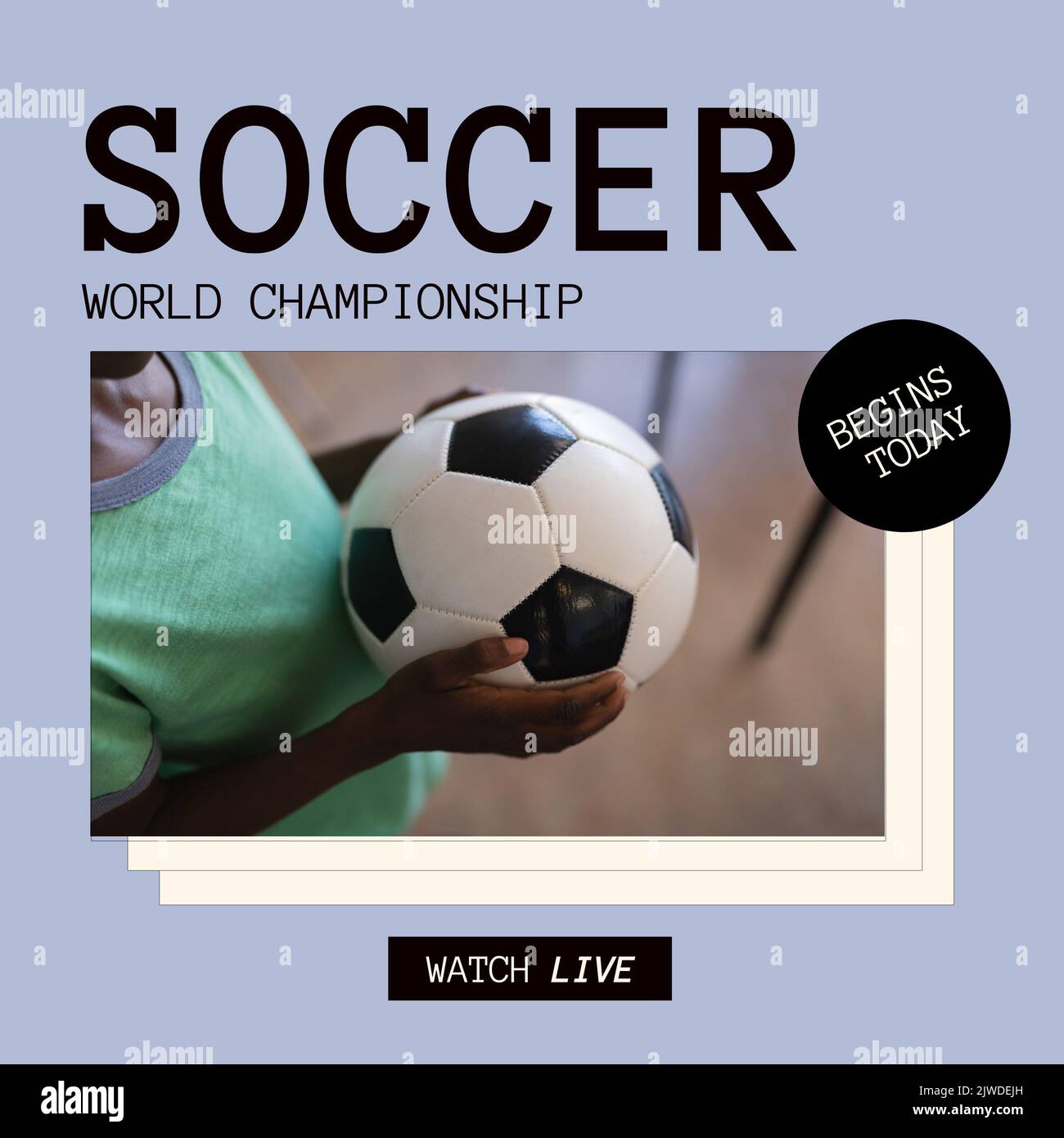 Zusammensetzung des Textes der Fußball-Weltmeisterschaft mit afroamerikanischem Jungen, der den Ball hält Stockfoto