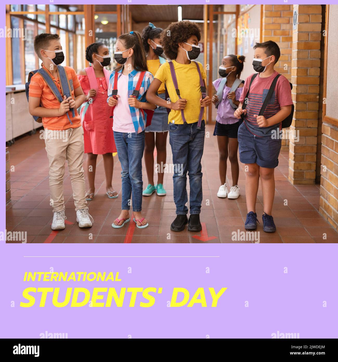 Komposition von Texten aus dem internationalen Schülertag mit verschiedenen Schulkindern, die Gesichtsmasken tragen Stockfoto