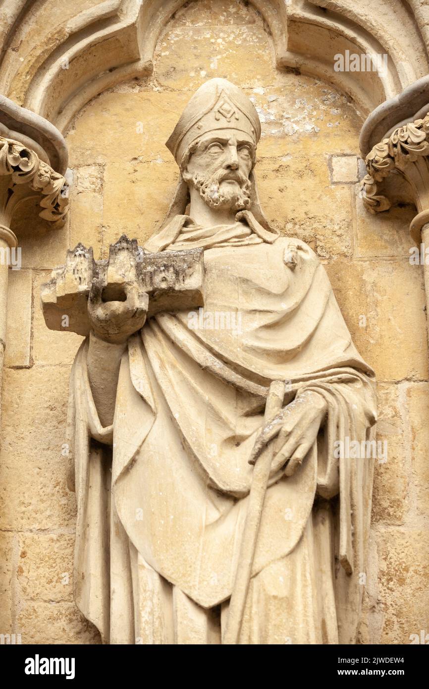 Nahaufnahme der Bishop Poore Statue auf der Salisbury Cathedral West Front, Wiltshire, Großbritannien Stockfoto