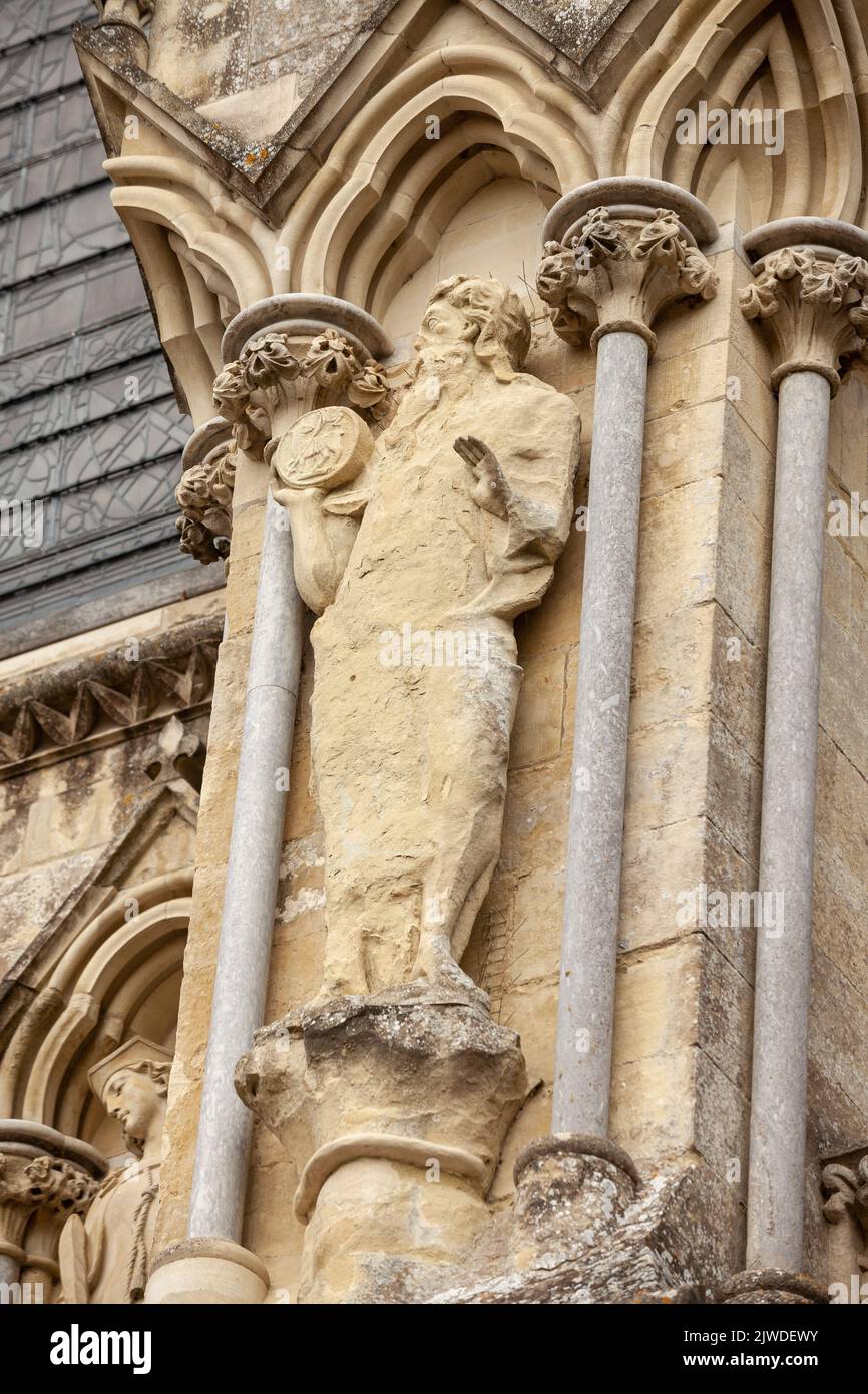 Nahaufnahme der St. John the Baptist Statue auf der Salisbury Cathedral West Front, Wiltshire, Großbritannien Stockfoto