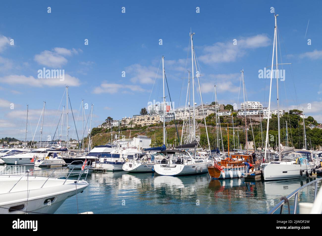 Die Boote vertäuten in der Torquay Marina und im Hintergrund das Riesenrad in den Pavilion Gardens Stockfoto