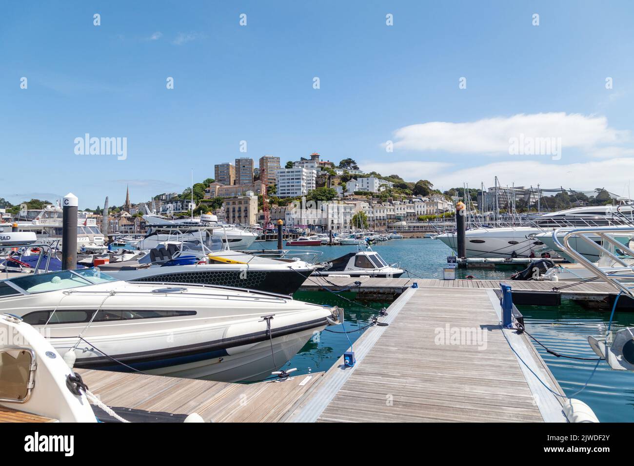 Die Boote vertäuten in Torquay Marina mit der Stadt Torquay im Hintergrund. Stockfoto