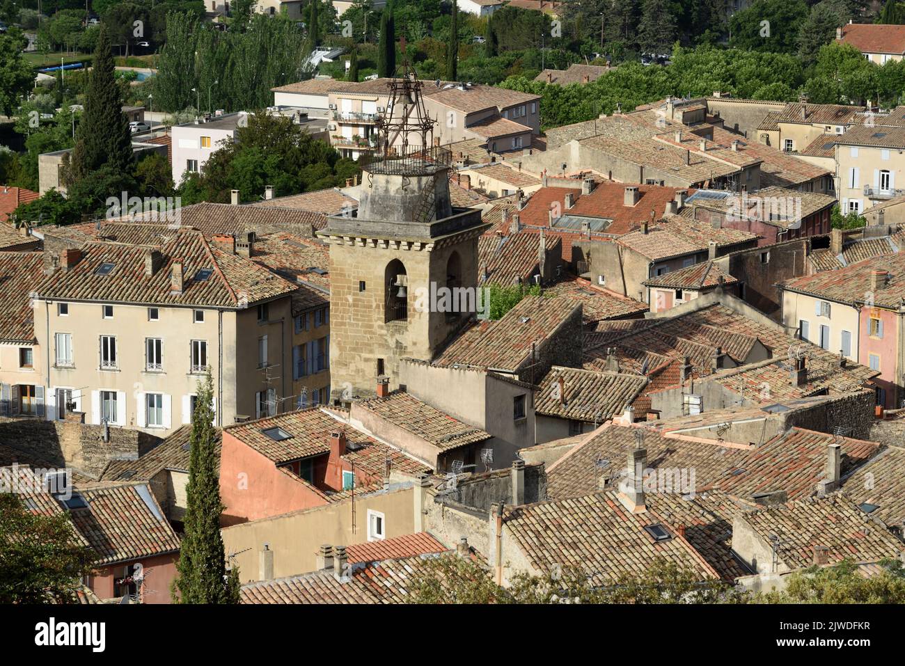 Luftaufnahme oder Hochwinkelansicht über die Altstadt oder das historische Viertel von Nyons mit der c17. St. Vincent Kirche Belfry Nyons Drôme Provence Frankreich Stockfoto