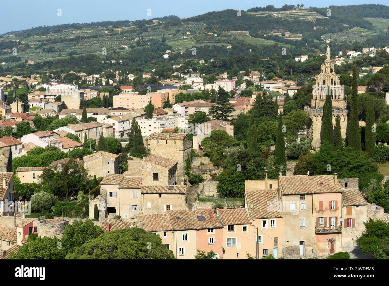 Blick über die Altstadt von Nyons mit dem mittelalterlichen Steinturm, Tour Randonne & gotische Kapelle Notre-Dame-de-Bon-Secours Nyons Drôme Provence Frankreich Stockfoto