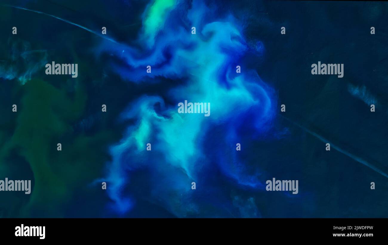 Phytoplankton-Textur auf blauer Wasseroberfläche in der Nordsee. Elemente dieses Bildes, die von der NASA eingerichtet wurden Stockfoto