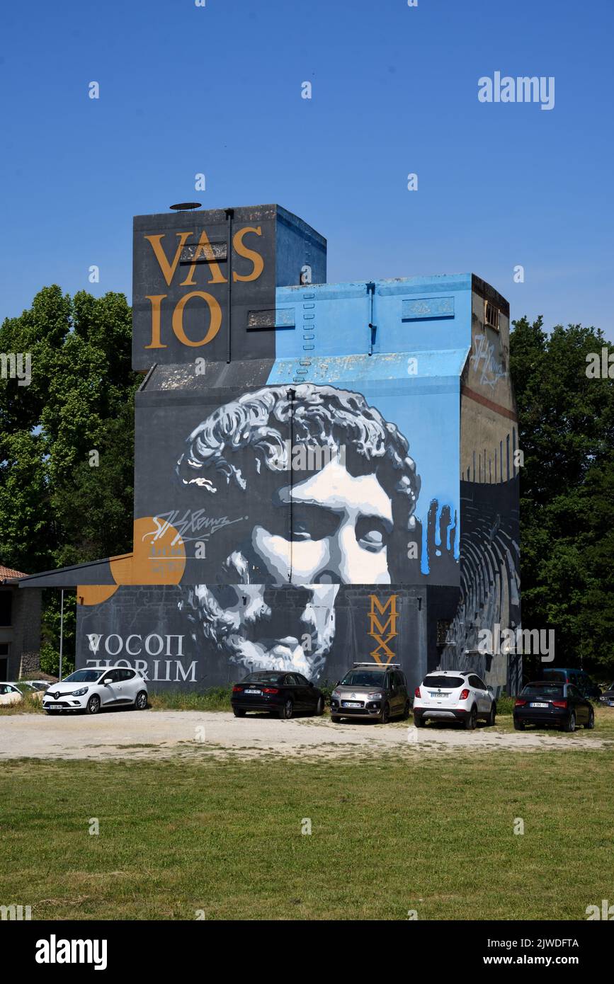 Gemaltes Silo mit Thema Klassische Römische Kunst oder römische Skulptur am Eingang zur Vaison-la-Romaine Vaucluse Provence Frankreich Stockfoto