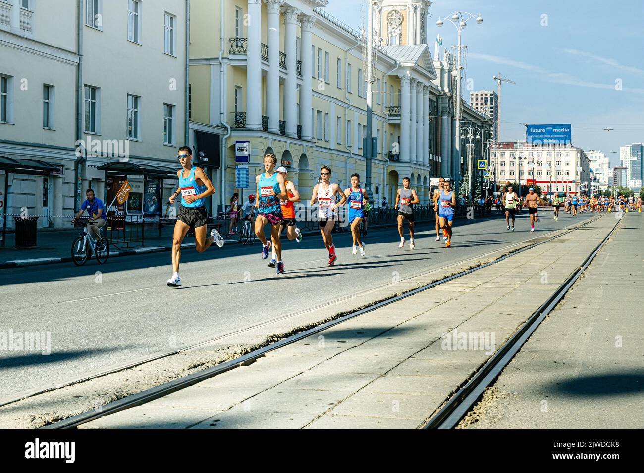 Jekaterinburg, Russland - 7. August 2022: Führende Gruppenläufer Athleten auf 21 km im Europa-Asien-Marathon Stockfoto