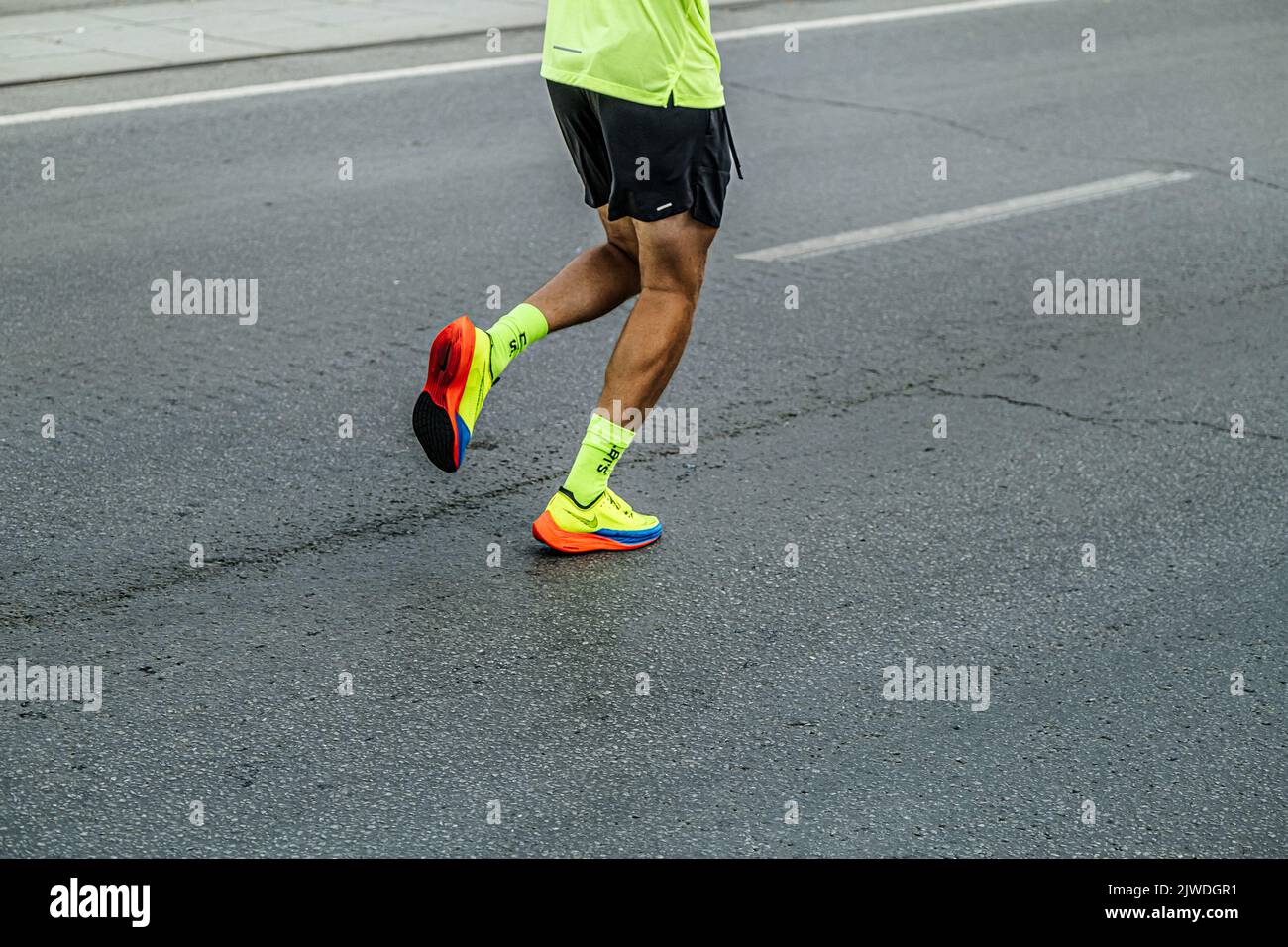 Jekaterinburg, Russland - 7. August 2022: Beine Athlet in Laufschuhen Nike Run beim Europa-Asien-Marathon Stockfoto