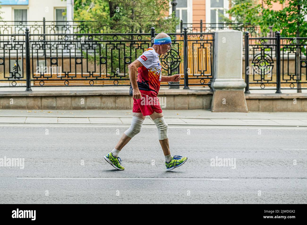 Jekaterinburg, Russland - 7. August 2022: Älterer Läufer läuft beim Europa-Asien-Marathon den Halbmarathon Stockfoto
