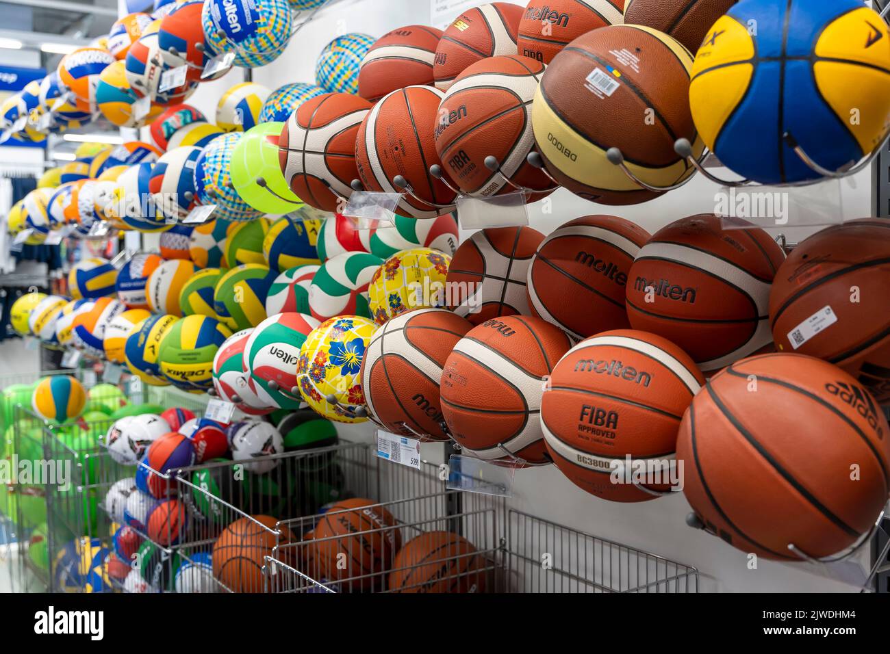 SANKT PETERSBURG, RUSSLAND - 14. AUGUST 2022: Neue Basketbälle im Regal Stockfoto
