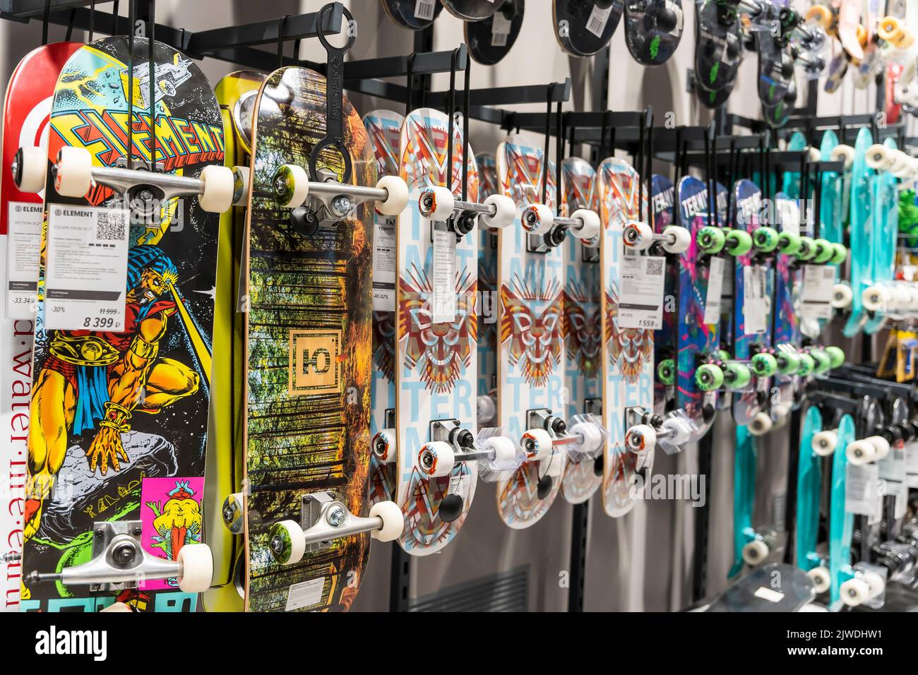 ST. PETERSBURG, RUSSLAND - 14. AUGUST 2022: skateboards im Shop Stockfoto