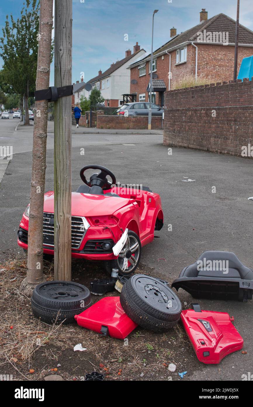 Autounfall mit dem Elektroauto eines Kindes, das in Wales, Großbritannien, mit einem Baum kollidiert Stockfoto