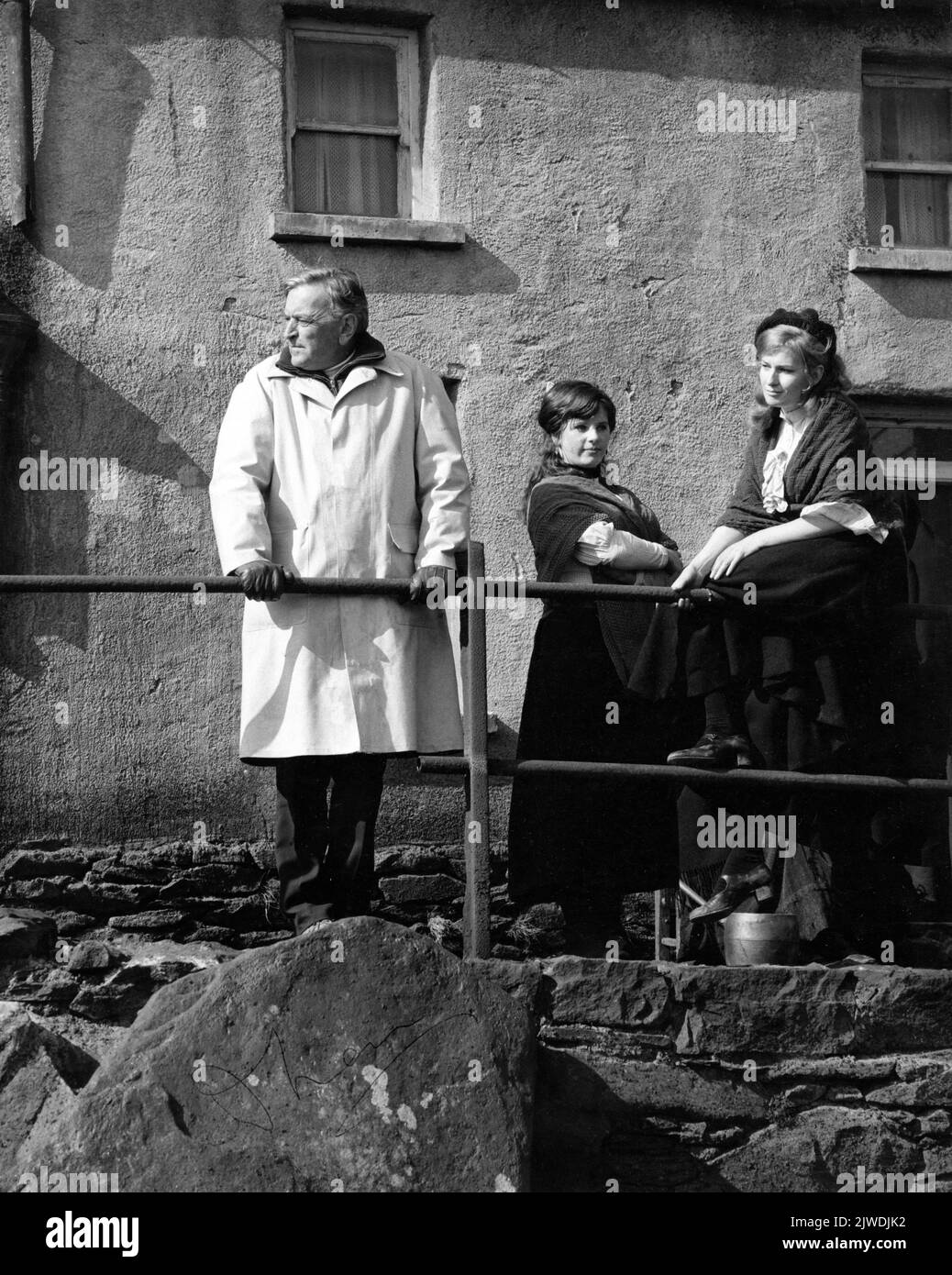 DAVID LEAN am Drehort in Irland mit Female Extras während der Dreharbeiten zur RYAN'S-TOCHTER 1970 Regisseur DAVID LEAN Drehbuch Robert Bolt Faraway Productions / Metro Goldwyn Mayer Stockfoto