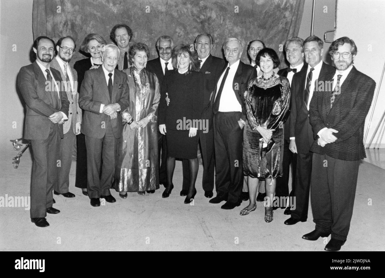 Gruppenfoto mit DAVID LEAN OMAR SHARIF ANTHONY QUINN MAURICE JARRE FREDDIE JUNGE ANNE V. COATES und STEVEN SPIELBERG bei der Premiere von LAWRENCE OF ARABIA 1962 in Cineplex Odeon Century Plaza Cinemas am 12. 1989. Februar in Los Angeles Produzent Sam Spiegel Horizon Picturs / Columbia Pictures Corporation Stockfoto