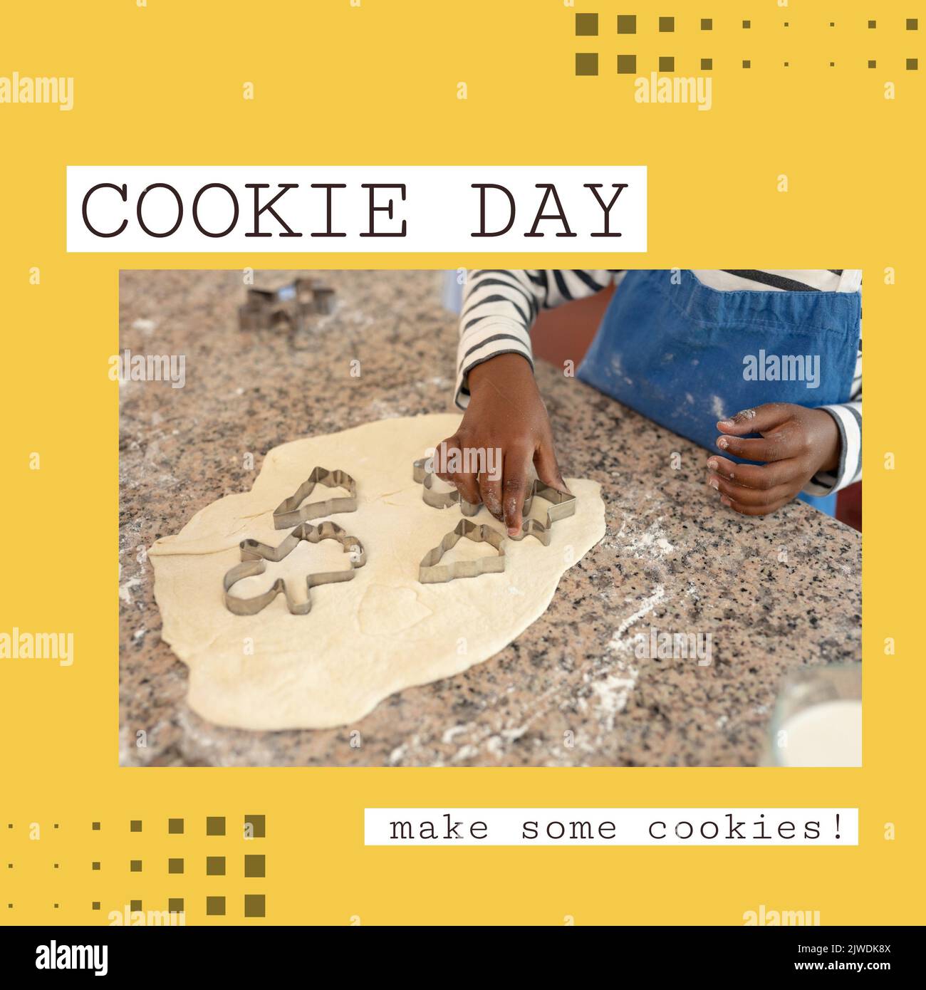 Cookie Tag und machen einige Cookies Text und afroamerikanische Mädchen schneiden Teig mit Ausstechform Stockfoto