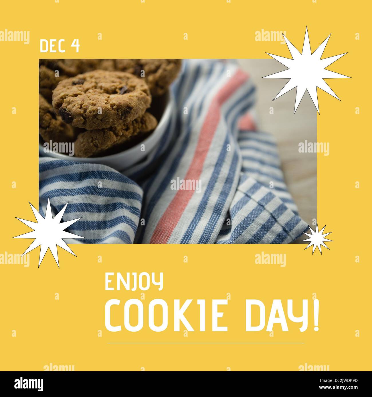 Composite von dezember 4 und genießen Sie Cookie-Tag-Text mit Schokoladenkeksen mit Tuch in Schüssel auf dem Tisch Stockfoto