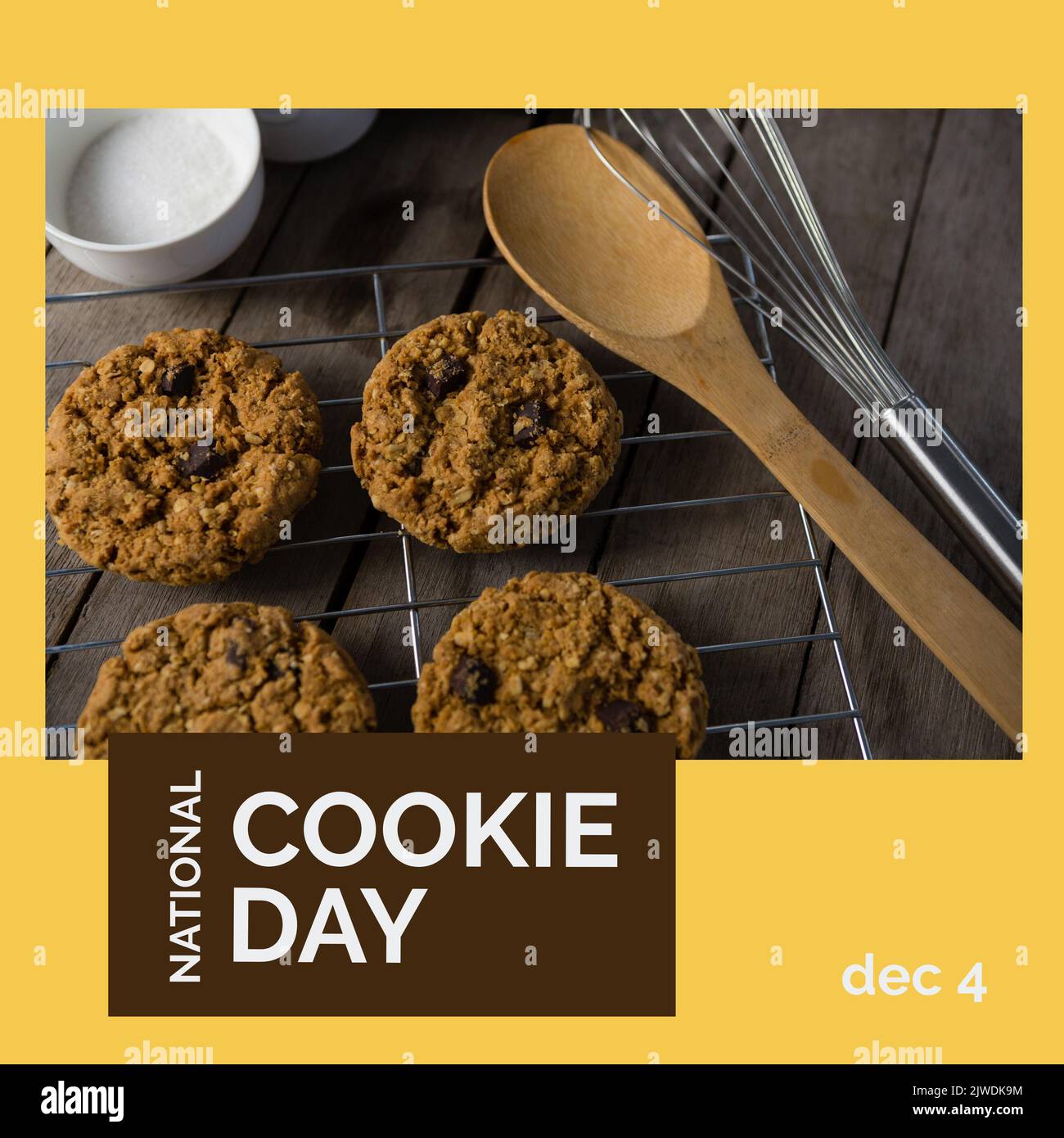 Zusammengesetzt aus dem text des 4. dez. und dem nationalen Cookie-Tag mit Schokoladenkeksen auf dem Tablett mit Schneebesen und Löffel Stockfoto