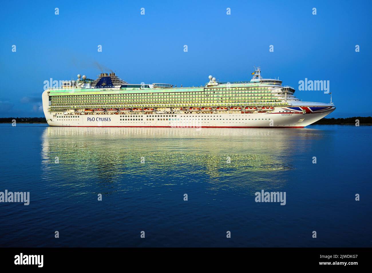 Ventura, ein von P&O Cruises betriebenes Kreuzfahrtschiff, kommt am frühen Morgen in ihrem Heimathafen Southampton an. Stockfoto