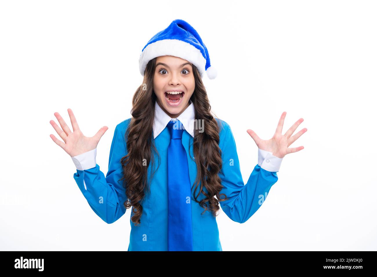Aufgeregtes Gesicht. Weihnachtskinder, Neujahrsfeier Konzept. Porträt ein Teenager-Mädchen Kind 12, 13, 14 Jahre alt mit blauem weihnachtsmann-Hut, Hemd und Krawatte Stockfoto