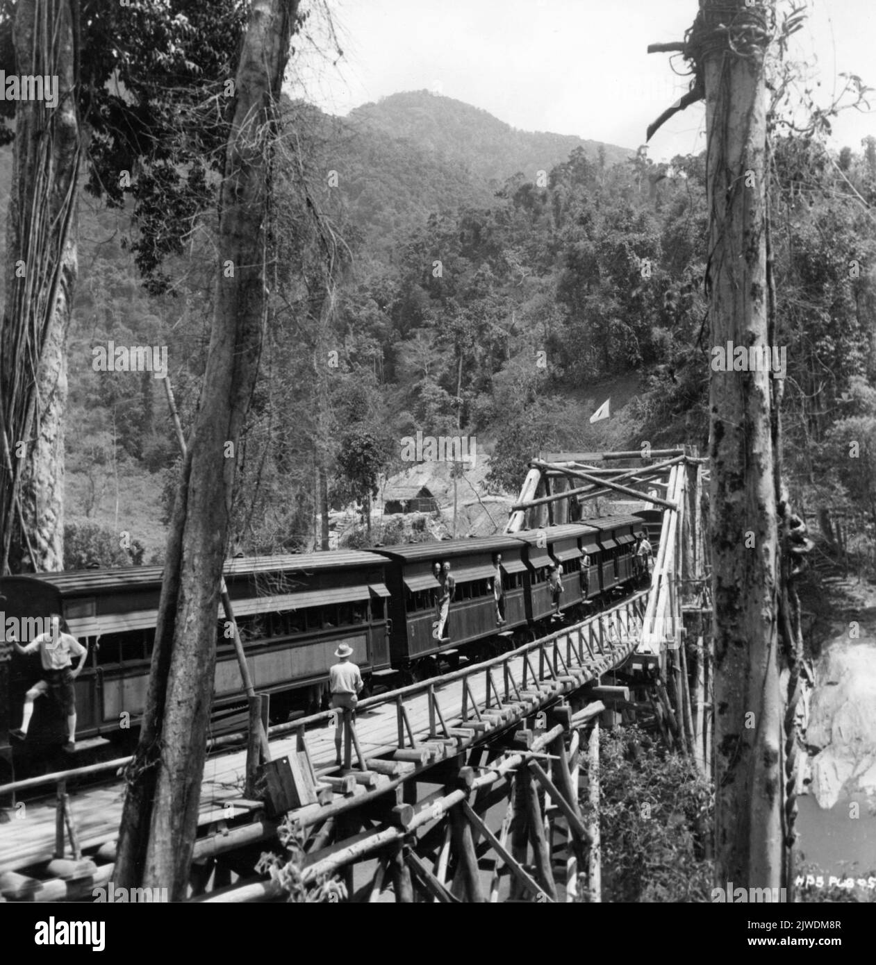 Crew-Mitglieder überqueren die fertiggestellte Brücke im Zug am Drehort in Sri Lanka während der Dreharbeiten zur BRÜCKE AM FLUSS KWAI 1957 Regisseur DAVID LEAN Roman Pierre Boulle Drehbuch Carl Foreman und Michael Wilson Musik Malcolm Arnold Kunstleitung Donald M. Ashton Bauleiter Peter Dukelow UK-USA Co-Produzent Sam Spiegel Horizon Picturs / Columbia Picturs Stockfoto