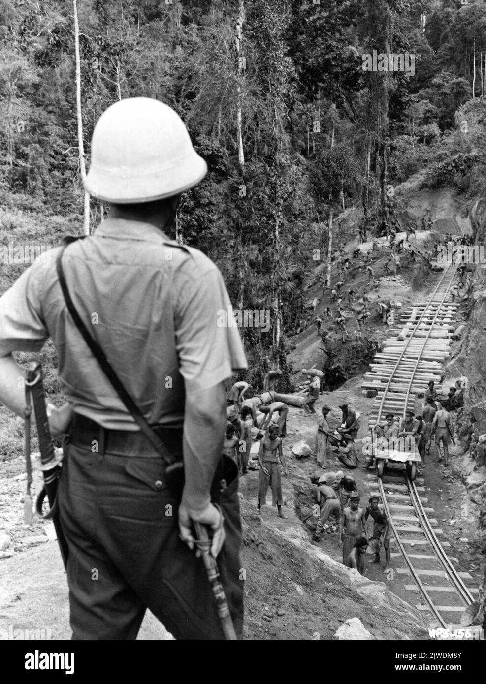 Japanische Garde beobachtet britische Kriegsgefangene beim Bau einer Eisenbahnstrecke in DER BRÜCKE AM FLUSS KWAI 1957 Regisseur DAVID LEAN Roman Pierre Boulle Drehbuch Carl Foreman und Michael Wilson Musik Malcolm Arnold Kunstleitung Donald M. Ashton Bauleiter Peter Dukelow Koproduzent Sam Spiegel Horizon Picters / Columbia Picches Stockfoto