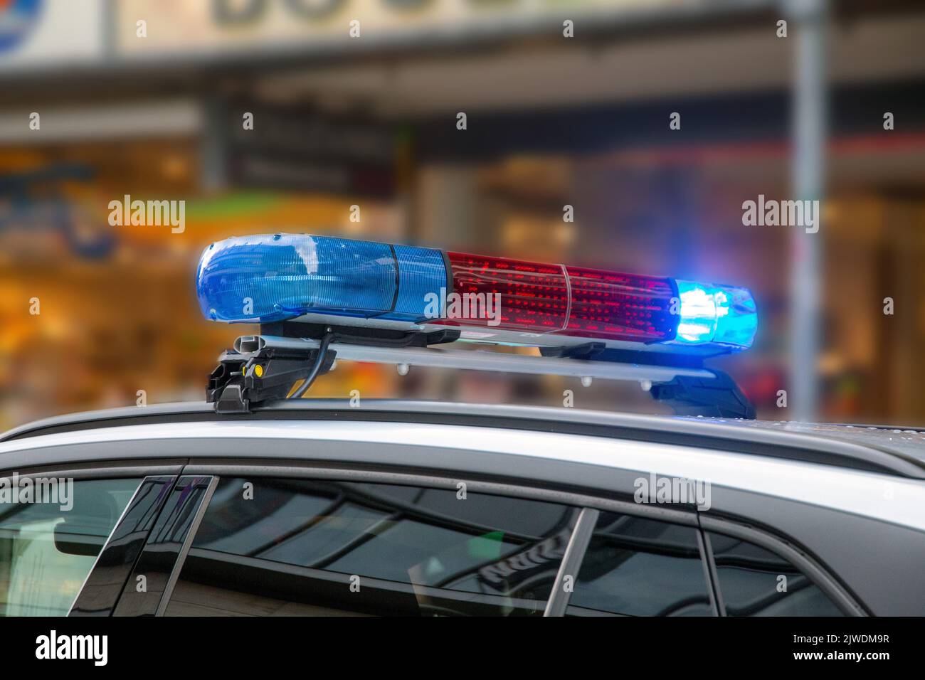 Polizeiauto mit blinkendem Blaulicht im Einsatz Stockfoto