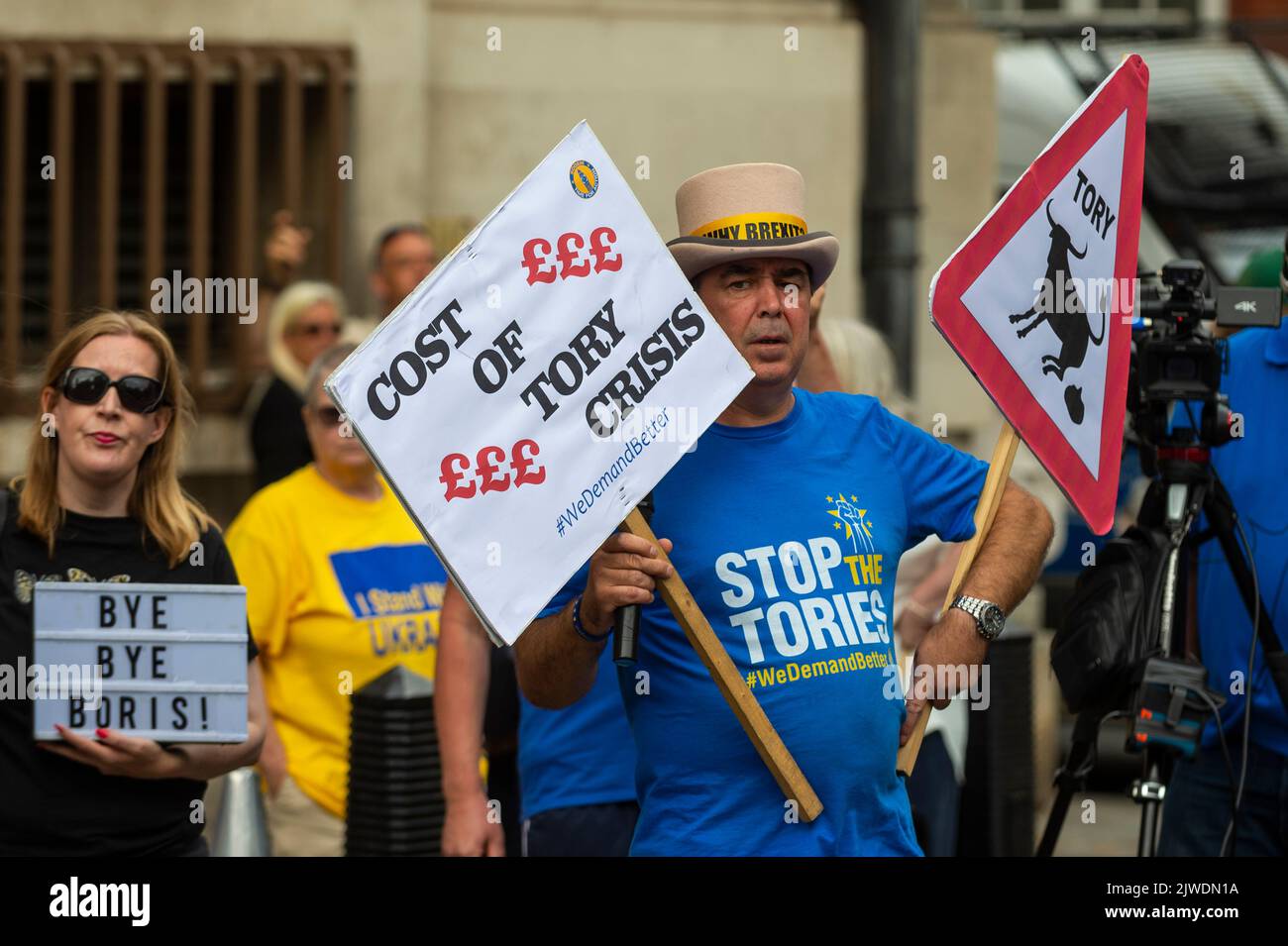 London, Großbritannien. 5. September 2022. Menschen nehmen an einem Anti-Tory-Protest vor dem Queen Elizabeth II-Zentrum in Westminster Teil, als Liz Truss nach dem Rücktritt von Boris Johnson als neue Vorsitzende der Konservativen Partei und Premierminister angekündigt wird. Kredit: Stephen Chung / Alamy Live Nachrichten Stockfoto