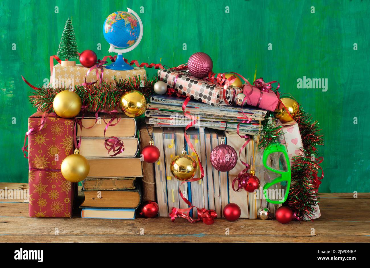 Reiseführer und Karten als weihnachtsgeschenk, Reisen, Urlaub, Weltenbummler, Informationen, Lesen, Tourismus, Bücher und Dekoration. Stockfoto