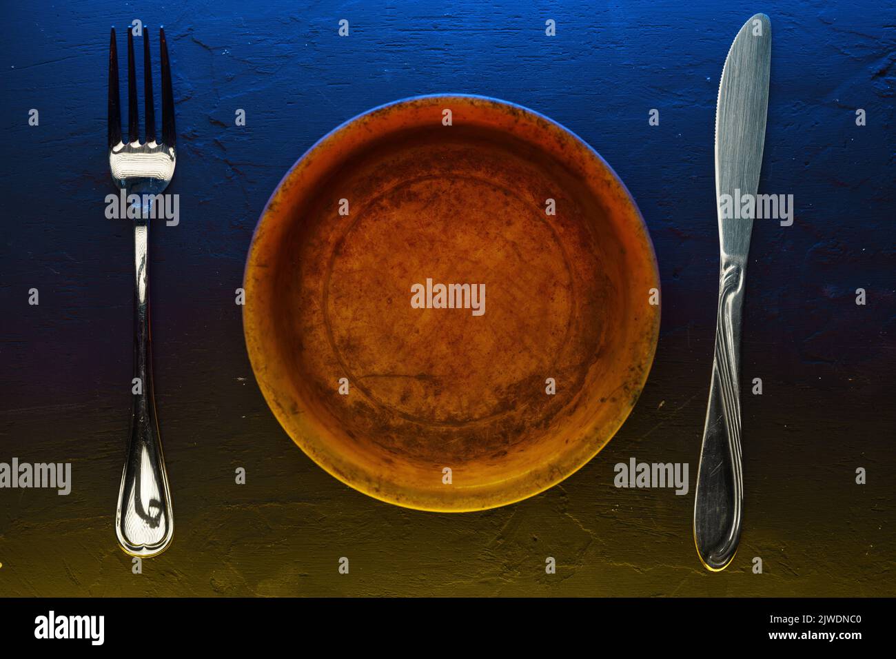 Leere Schüssel auf dunklem Hintergrund mit Kopierplatz Stockfoto