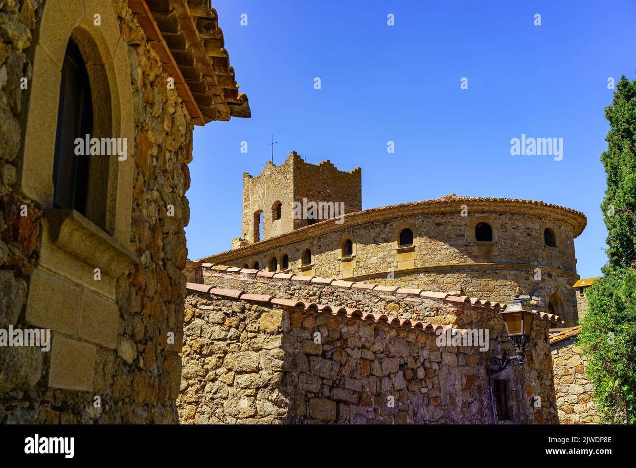 Alte Kirche und mittelalterliche Steinhäuser in der Touristenstadt Pals, Girona, Spanien. Stockfoto