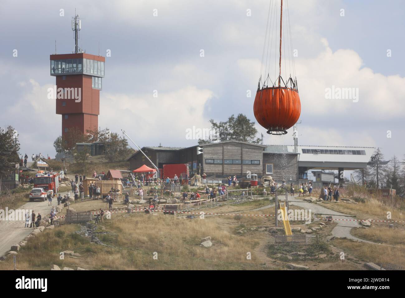 Braunlage, Deutschland. 05. September 2022. Im Brocken werden Feuerwehrhubschrauber eingesetzt, um den Waldbrand zu bekämpfen und zunächst Wasser aus dem Wurmberg zu holen. Große Waldflächen brennen derzeit auf dem Brocken. Quelle: Matthias Bein/dpa/Alamy Live News Stockfoto