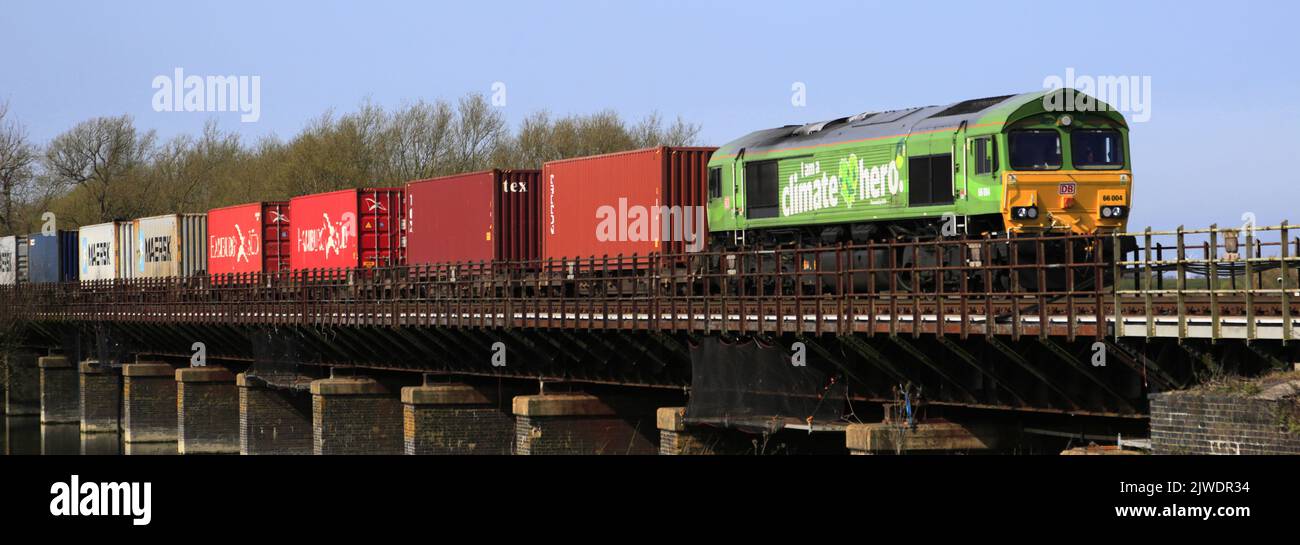 DB 66004, Ich bin ein Climate Hero, Vegetable Oil powered Güterzug in der Nähe von Manea Dorf, Fenland, Cambridgeshire, England Stockfoto