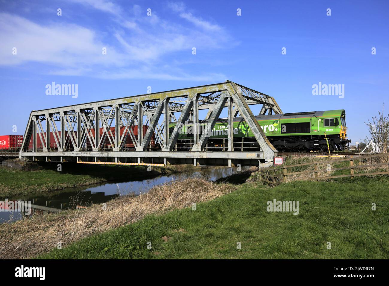 DB 66004, Ich bin ein Climate Hero, Vegetable Oil powered Güterzug in der Nähe von Manea Dorf, Fenland, Cambridgeshire, England Stockfoto
