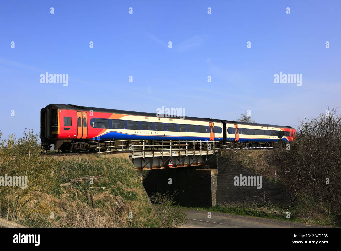 Regionalzug East Midlands 158846 in der Nähe von Manea Village, Fenland, Cambridgeshire, England Stockfoto
