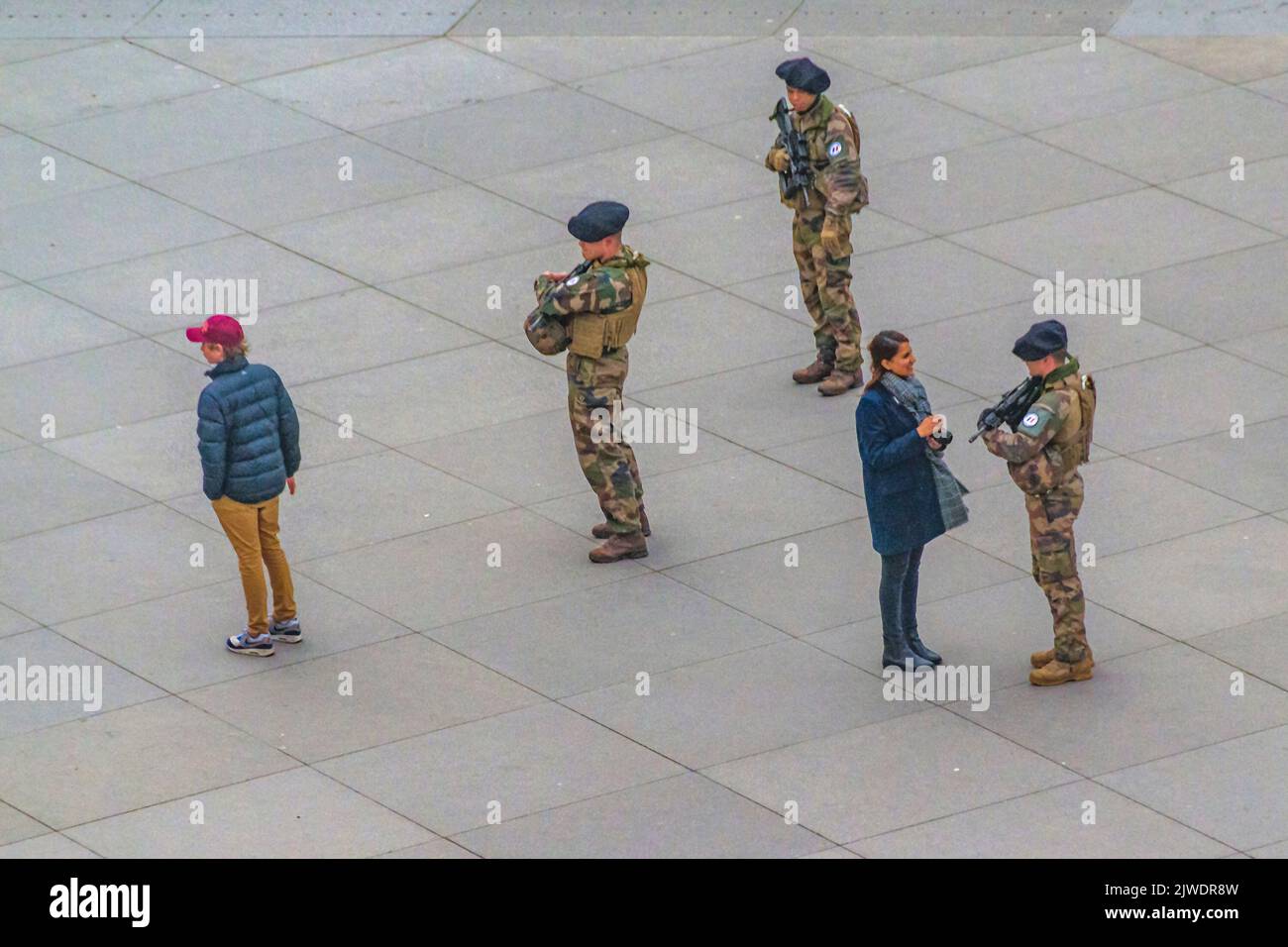 Soldaten und Touristen auf dem Cour carre Hof, louvre paris, frankreich Stockfoto