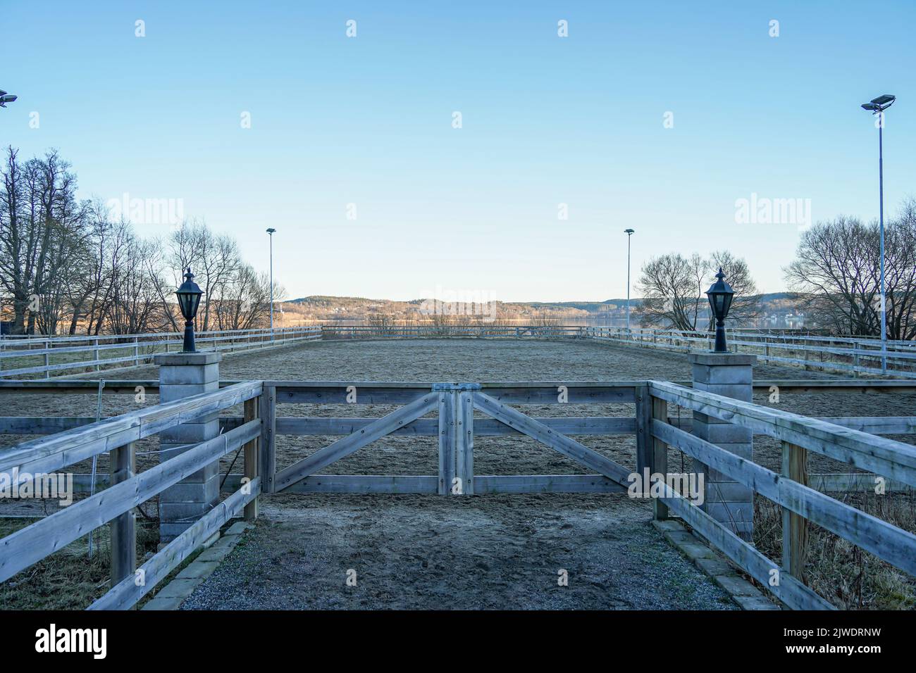 Winterarena für das Training von Pferden im Wald bei Sonnenaufgang Stockfoto