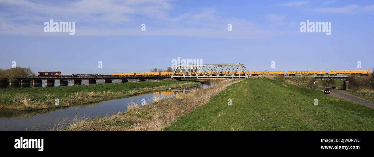 GBRF 66767, dieselbetriebener Güterzug in der Nähe von Manea Village, Fenland, Cambridgeshire, England Stockfoto