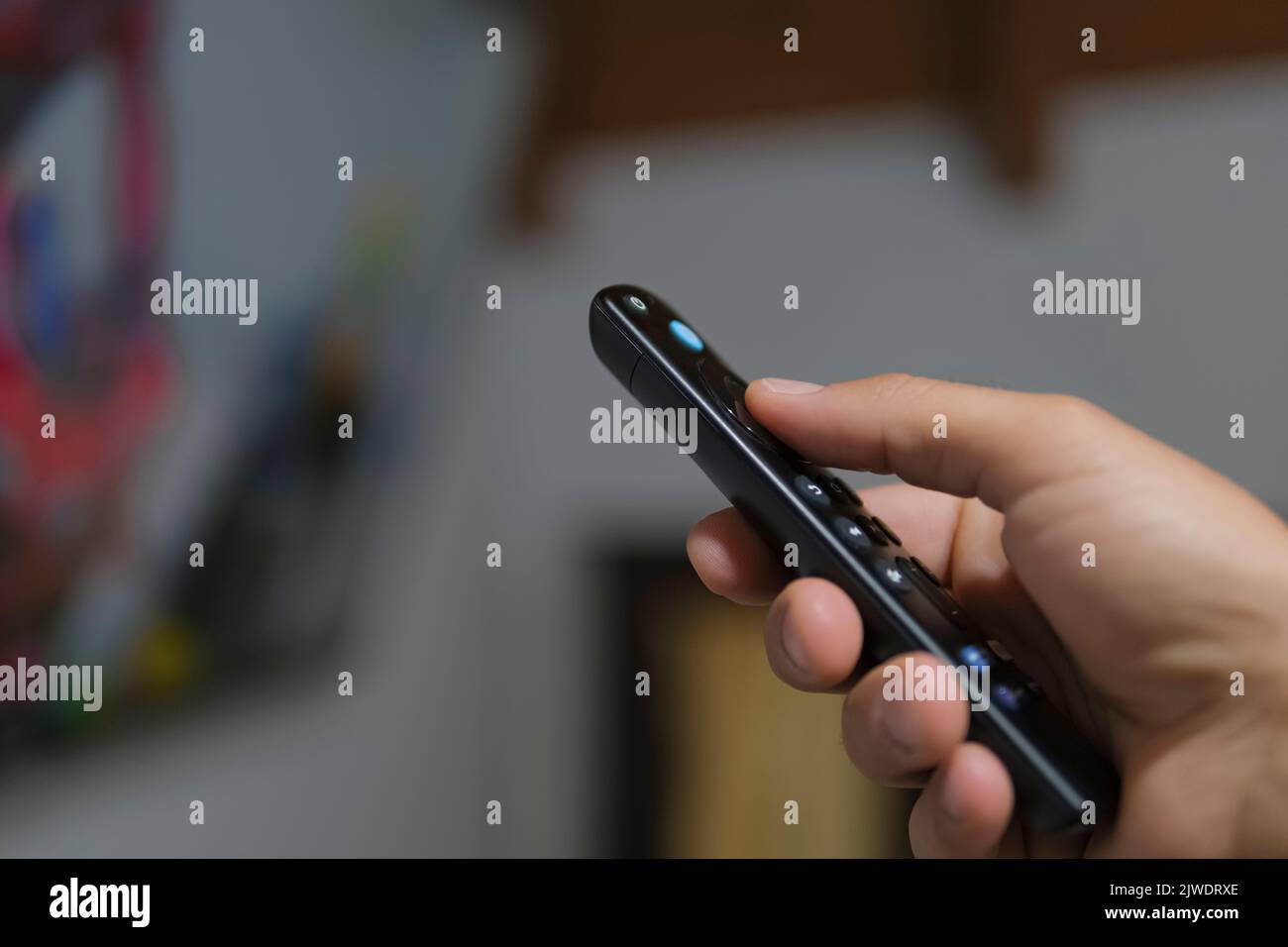 Mann stöbere in der Smart-tv-App, zappte Kanäle in der Freizeit, im technischen Lifestyle Stockfoto