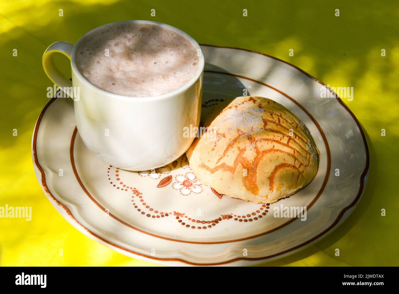 Süßes Brot (pan dulce) und heiße Schokolade, Oaxaca, Mexiko Stockfoto