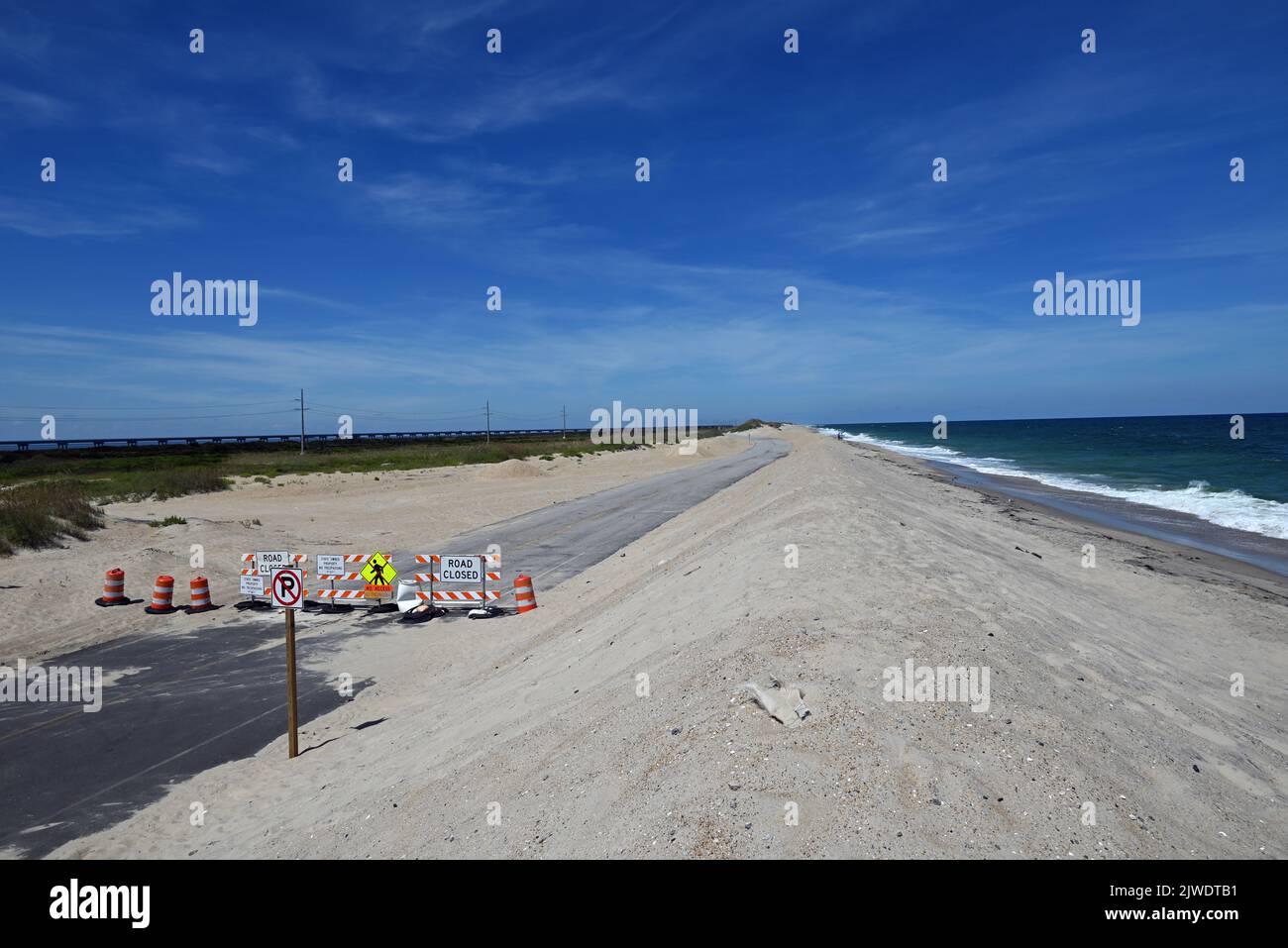 Zwei Meilen von RT 12 nördlich von Rodanthe ist geschlossen und durch eine Brücke ersetzt wegen Erosion und Überwaschung. Die Straße wird entfernt und wieder in die Natur zurückgeführt. Stockfoto