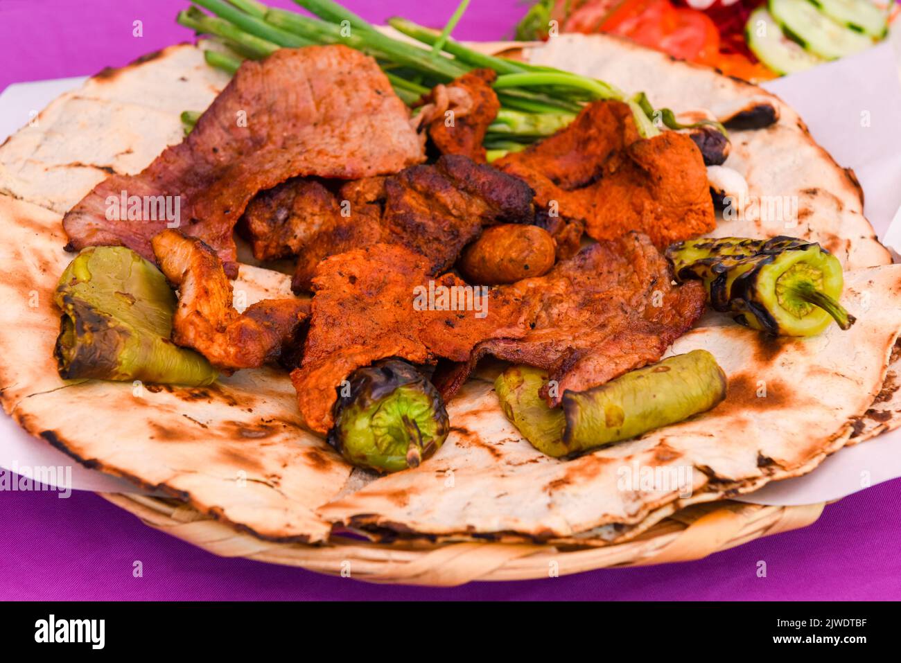 Gegrilltes Fleisch und Tlayudas, Oaxaca, Mexiko Stockfoto