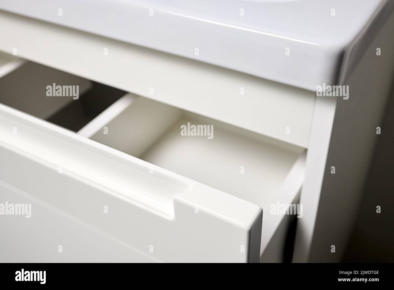 Lösung für die Platzierung von Küchenutensilien in der modernen Küche - horizontale Schiebe herausziehen Kunststoff Schublade Regale Lagerung mit Griff Nahaufnahme in Schrank f Stockfoto